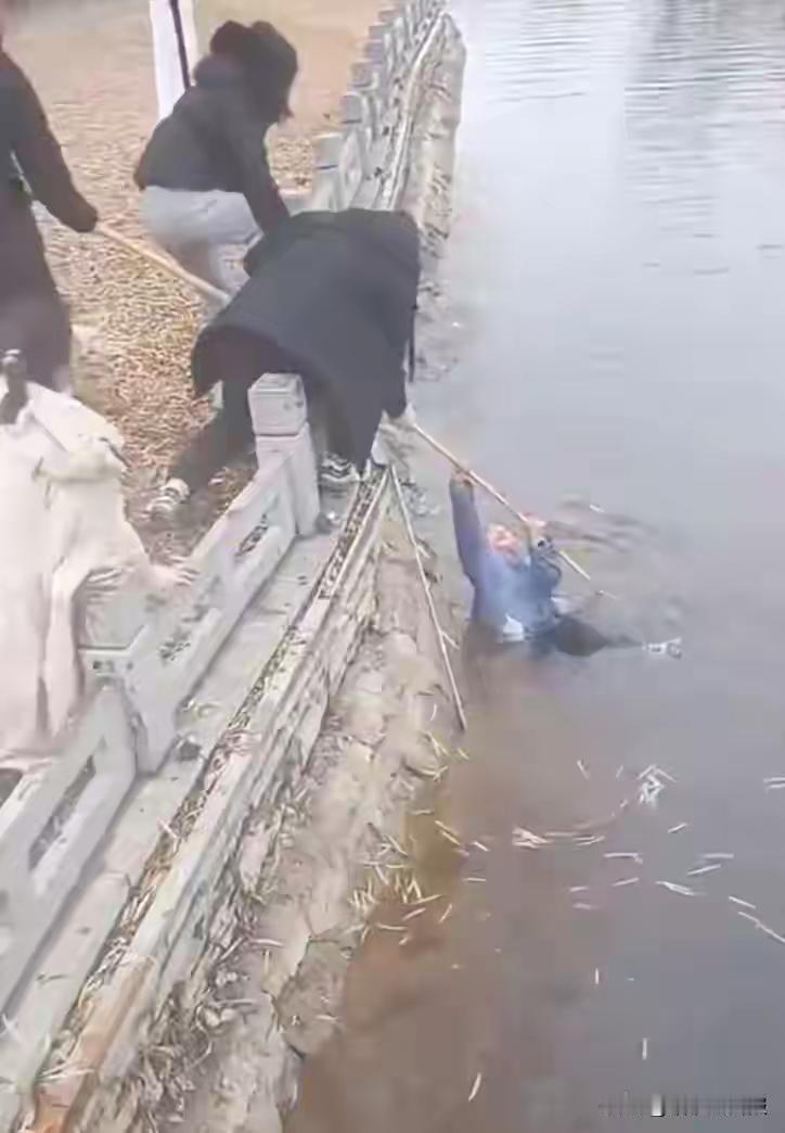 为何总是在水边玩？

2025年12月23日河南长垣市人工河渠，孩子在岸边玩耍不