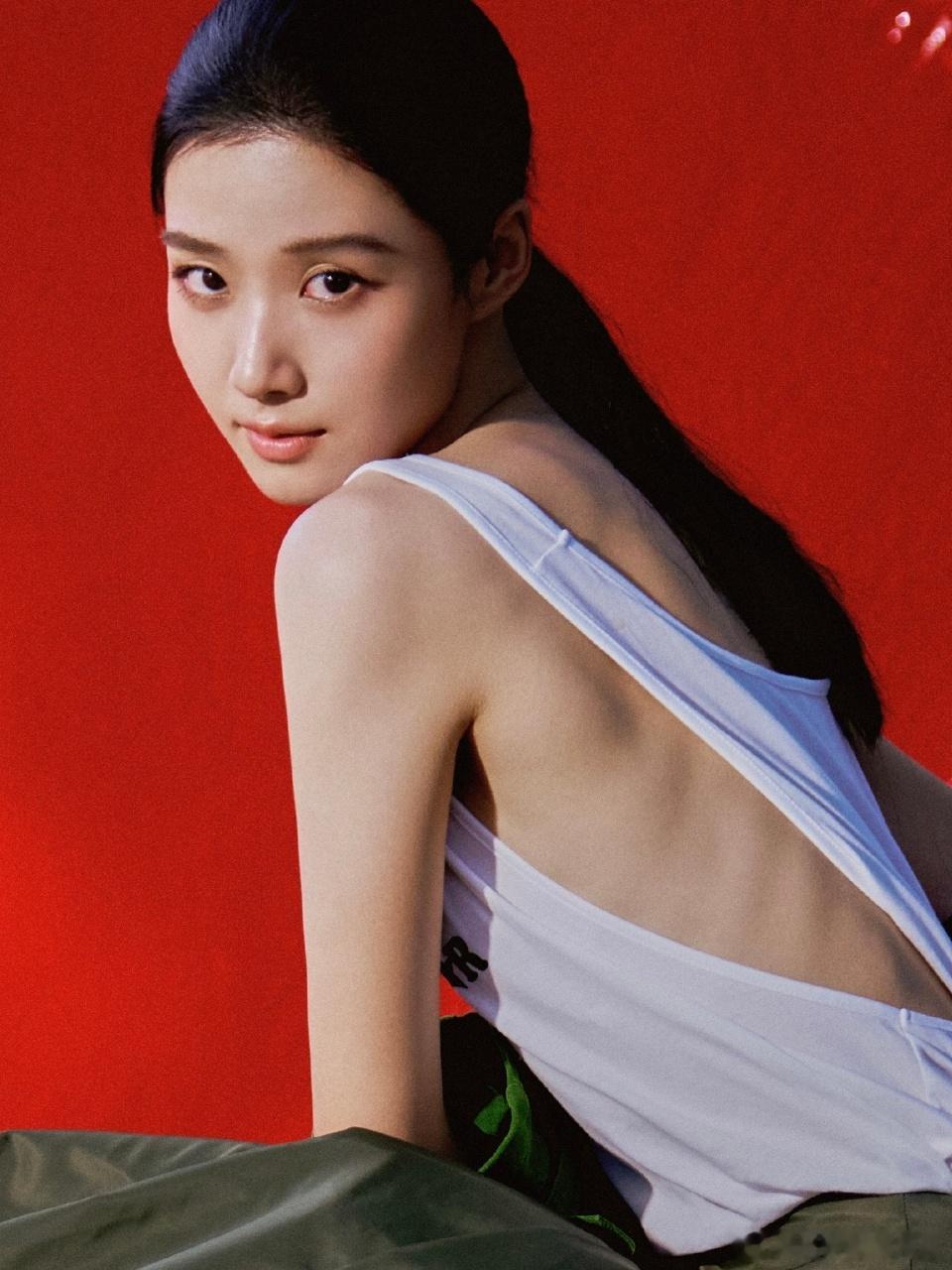 卢昱晓瘦到后背能看到肋骨 镜头本来就显胖十斤，现实里得瘦成什么样啊，女明星的自律