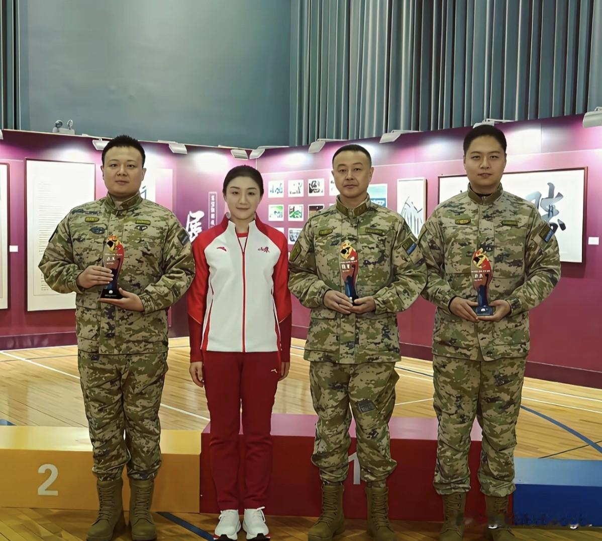 陈梦这身红白相间的战袍一穿，简直气场全开！

她往那一站，那姿势、那精气神，活脱