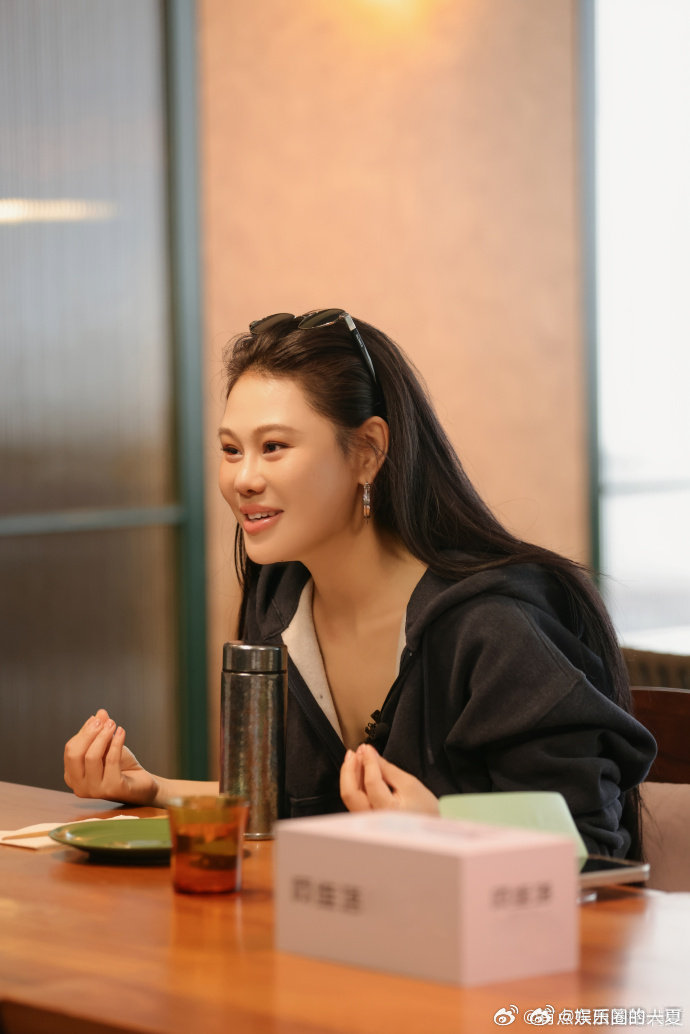 袁娅维手写飞来贵人预言一生 好家伙，袁娅维这“飞来贵人，钱财为伴”一写，直接改写