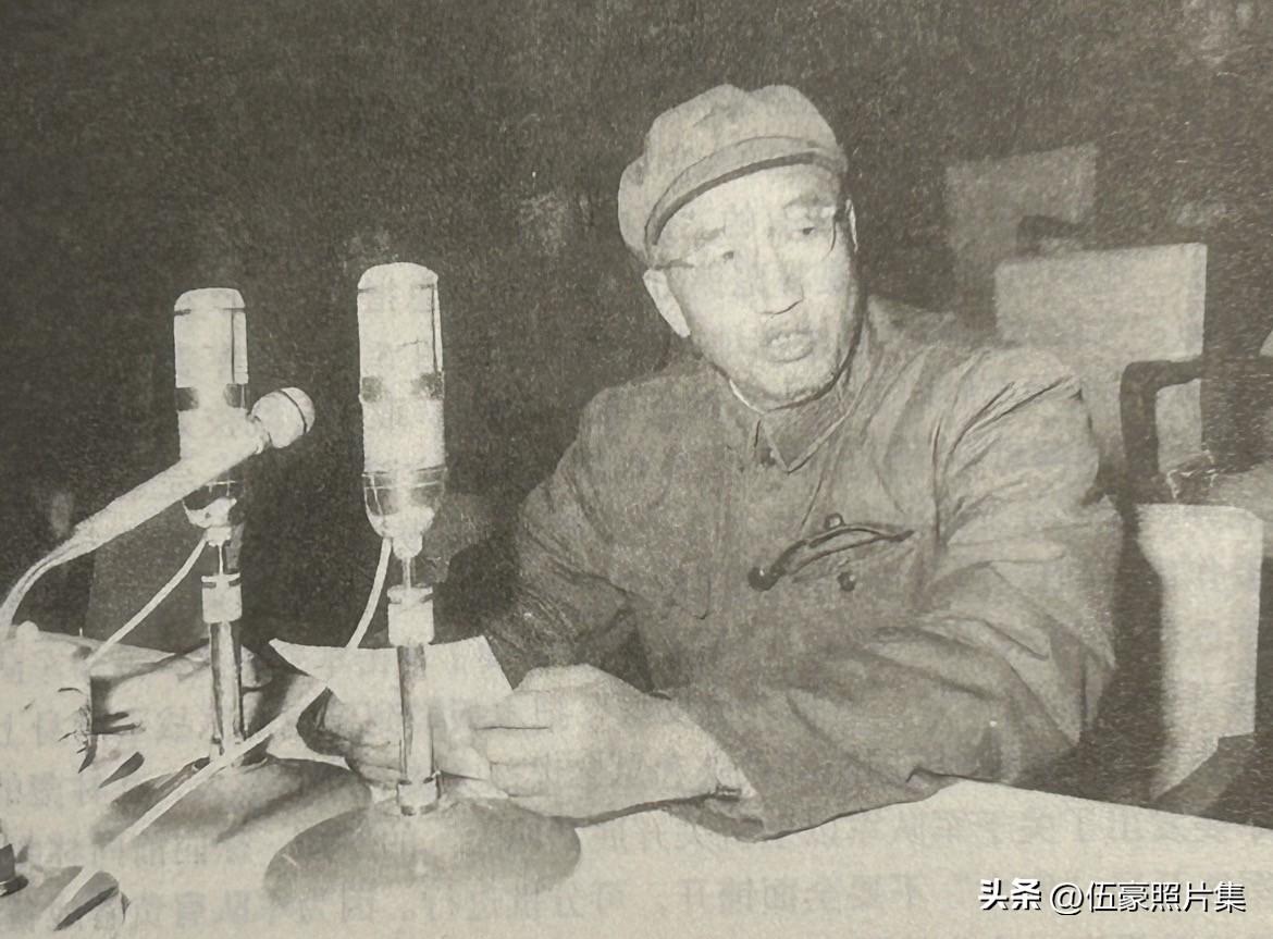 1966年11月13日，徐向前出席在北京工人体育场召开的军队院校和文体单位来京人