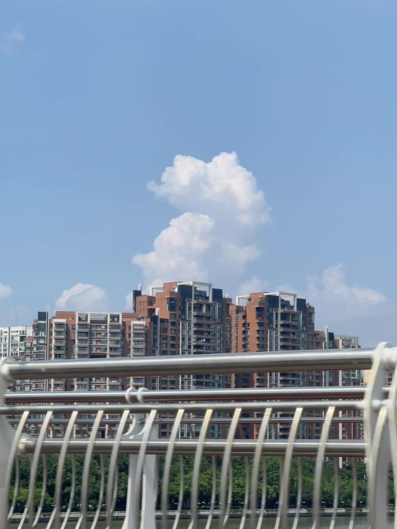 你说爱像云，要自在漂浮才美丽。