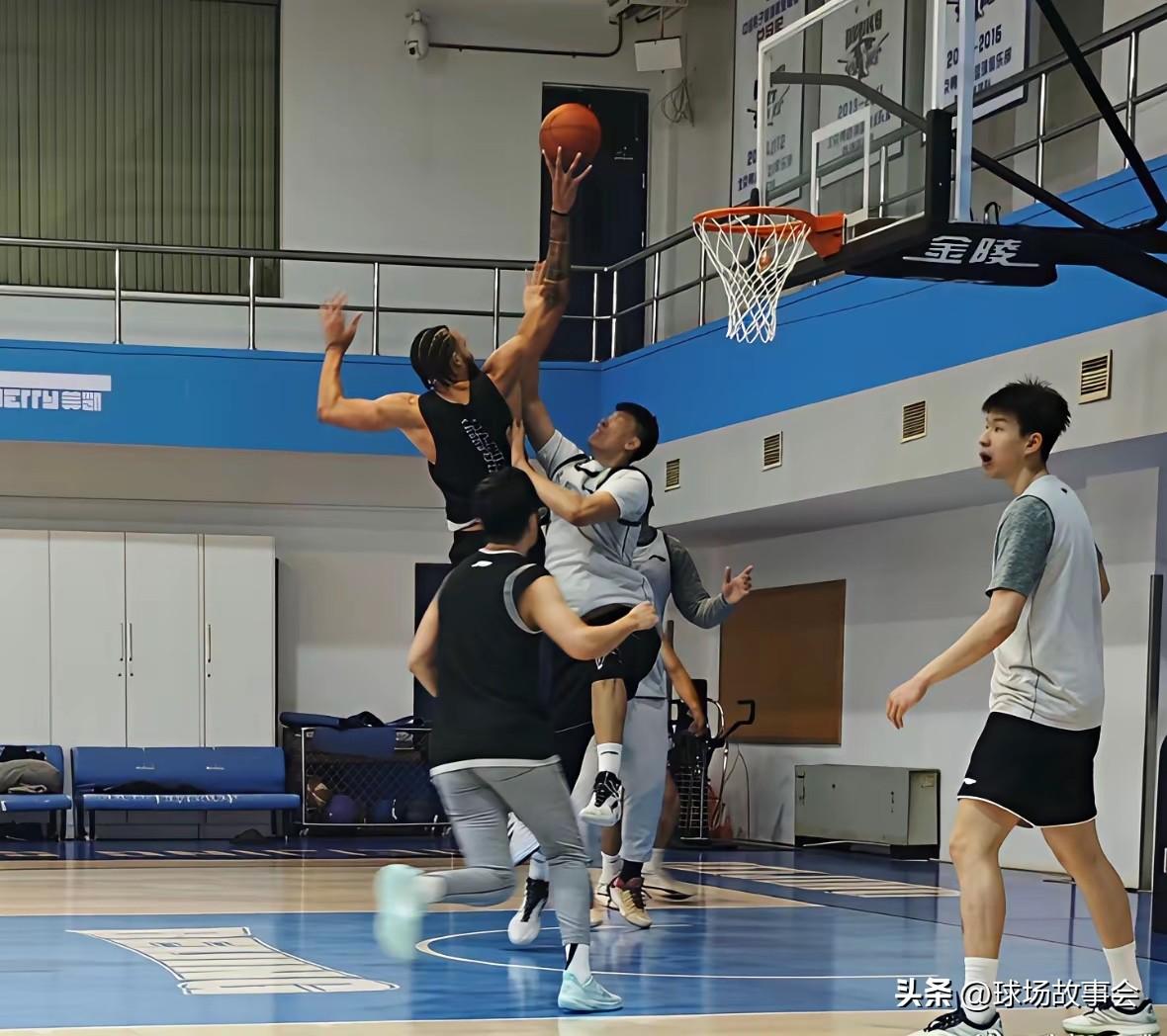 有麦基在，范子铭以后在北京队基本上就打不上球了！
范子铭虽然在北京队拿顶薪，可是