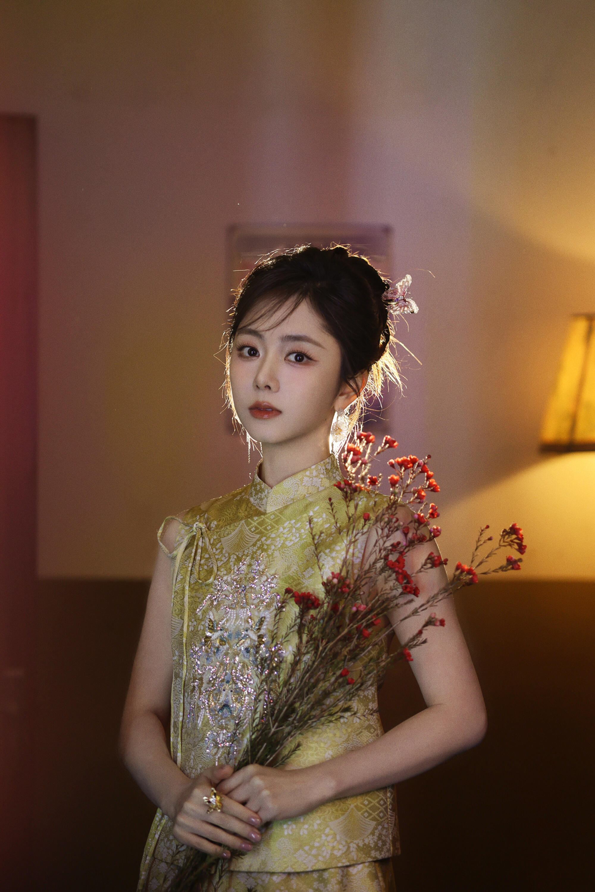 谭松韵端午晒旗袍照谭松韵旗袍亮相端午晚会央视端午晚会 油纸伞搭配旗袍，江南水乡那