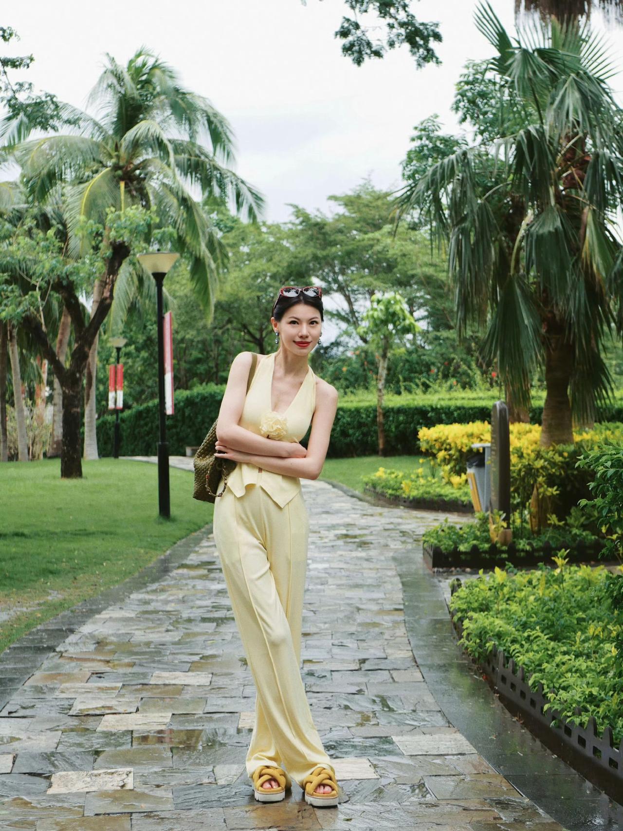夏日穿搭指南：清新黄色连衣裙，搭配太阳镜，享受阳光与绿意！🌞🌳👗