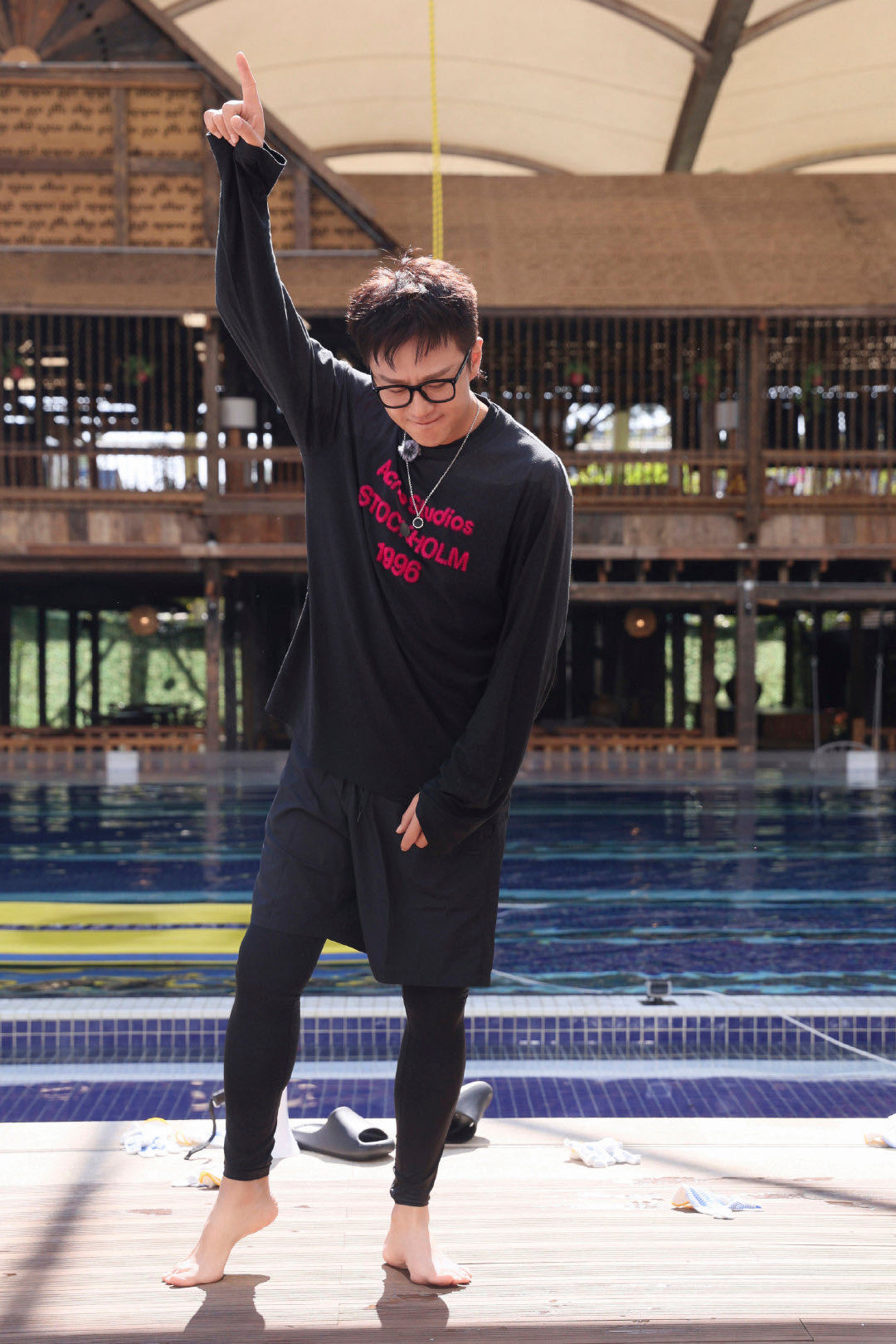 论自黑，只服邓超！仿妆鹿晗被全网调侃是“买家秀”。他不仅不生气，还认真回应：是戴