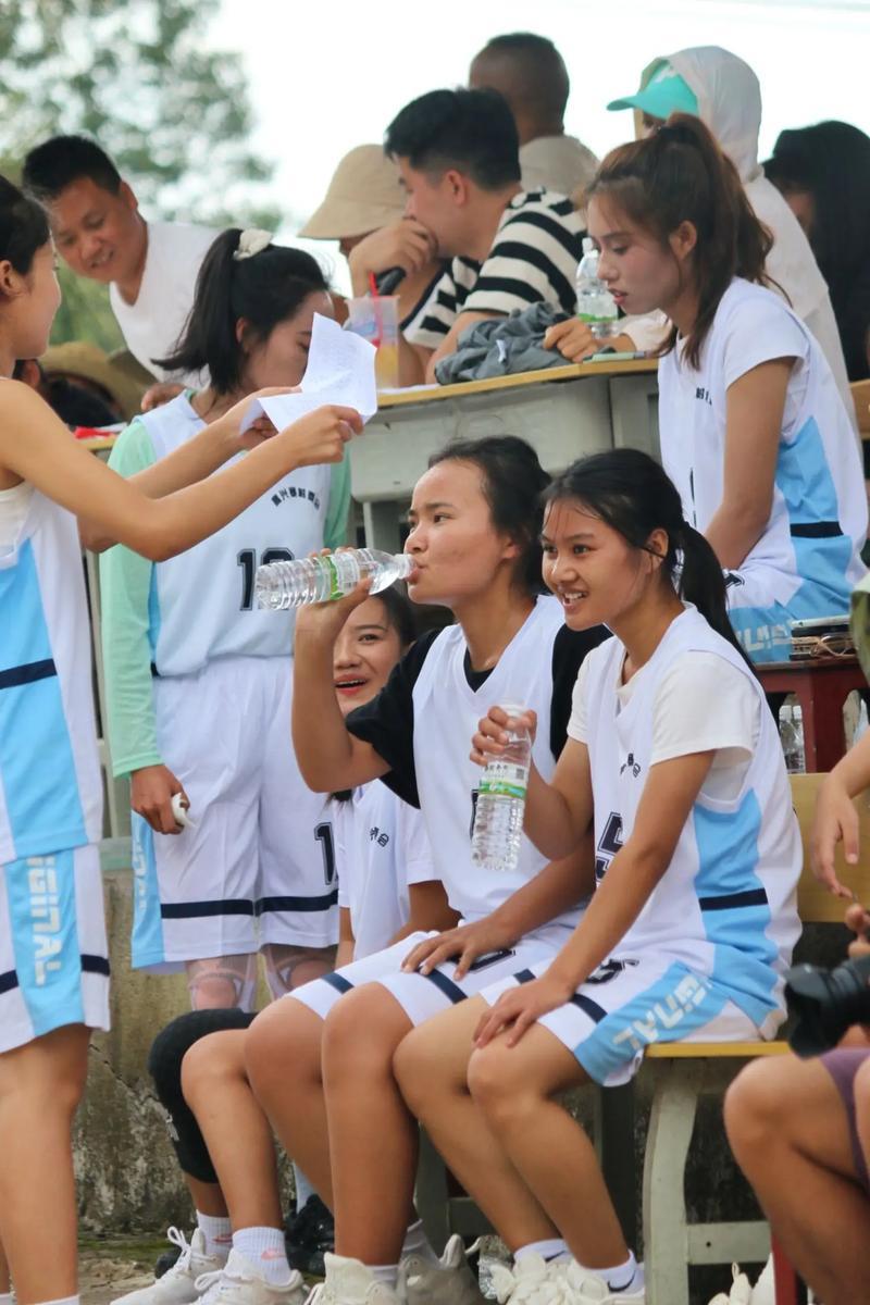 赛场上的汗水与欢笑，青春的活力与激情！🏀💪🏆