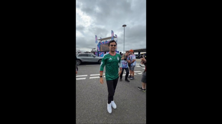 佩雷兹穿墨西哥队球衣抵达英国银石赛道，英格兰队正造访墨西哥城