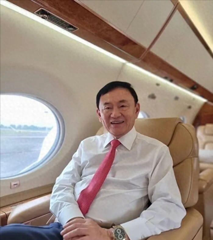 总理大选前夜，他信为何带着女儿匆忙离开泰国？
 
9月4日晚的曼谷廊曼机场，泰国