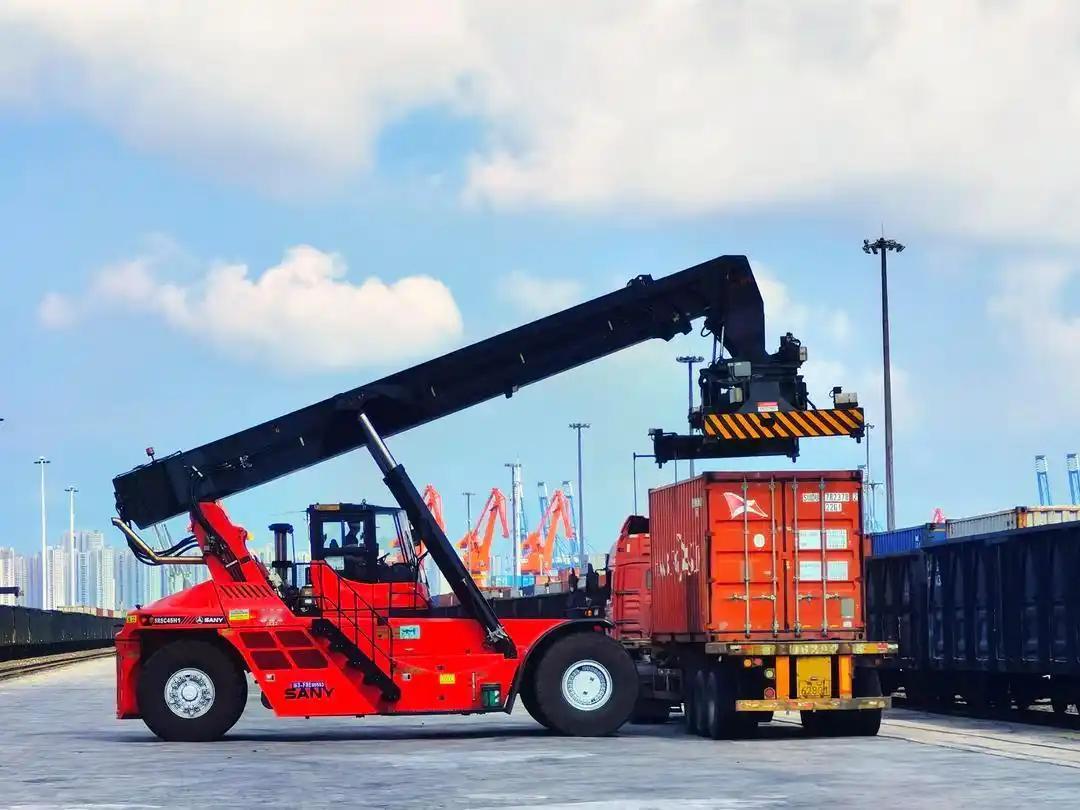 快看，又一条出海通道来了！
10月28日一列满载52车总重量达3100吨的块煤专