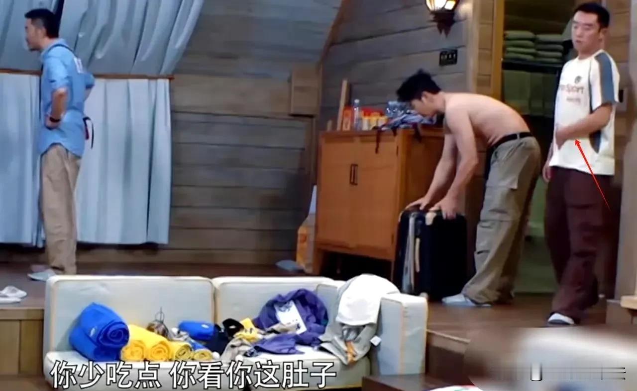 47岁李晨现在体重飙到162斤了，肚子上白花花的脂肪堆了起码3圈了，而李晨以前可