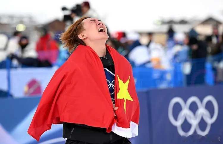 北京时间2月18日，米兰冬奥会单板滑雪男子坡面障碍技巧决赛展开较量，中国选手苏翊