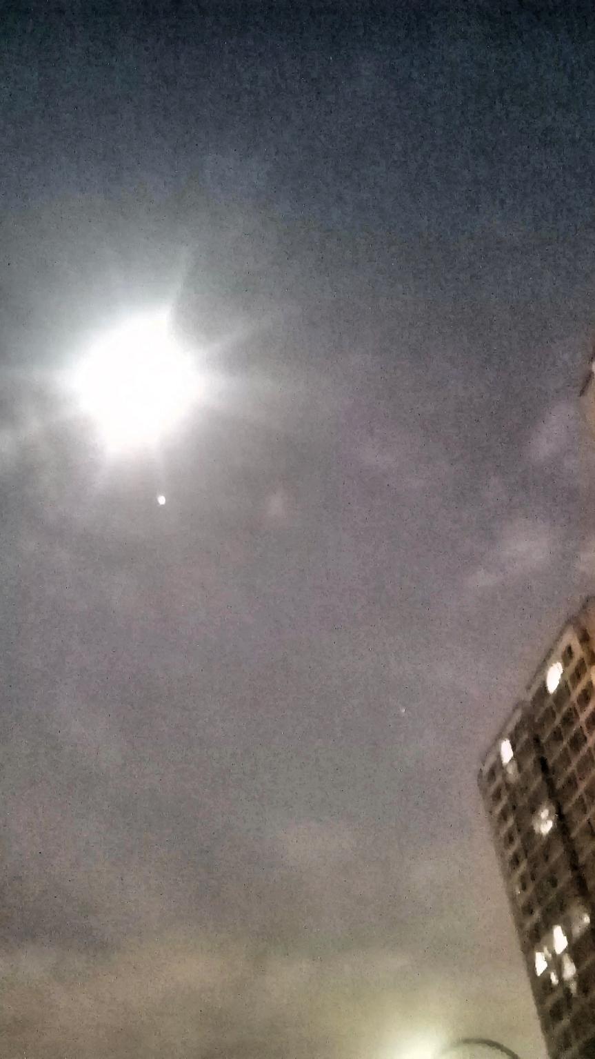 夜晚的月光洒在城市的高楼，静谧而美丽。