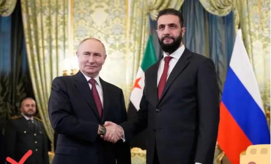 俄罗斯总统普京在克里姆林宫与远道而来的叙利亚代理总统沙雷会晤，在会晤中，普京正式