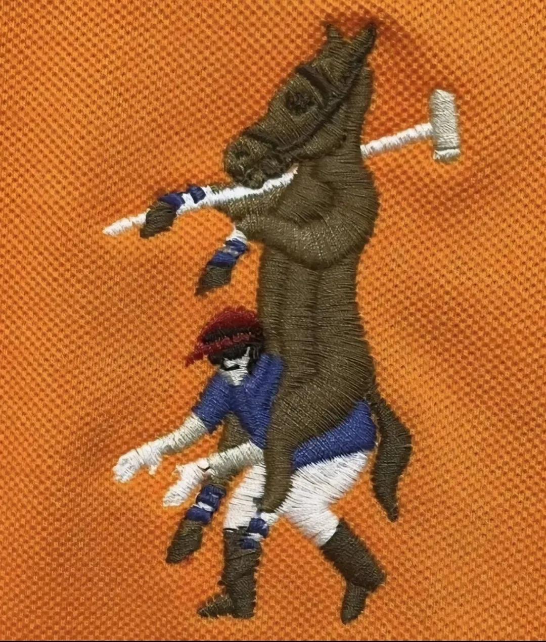 路过一家服装店，随手挑了件T恤，标价竟要680！我问老板为什么这么贵，老板说这个