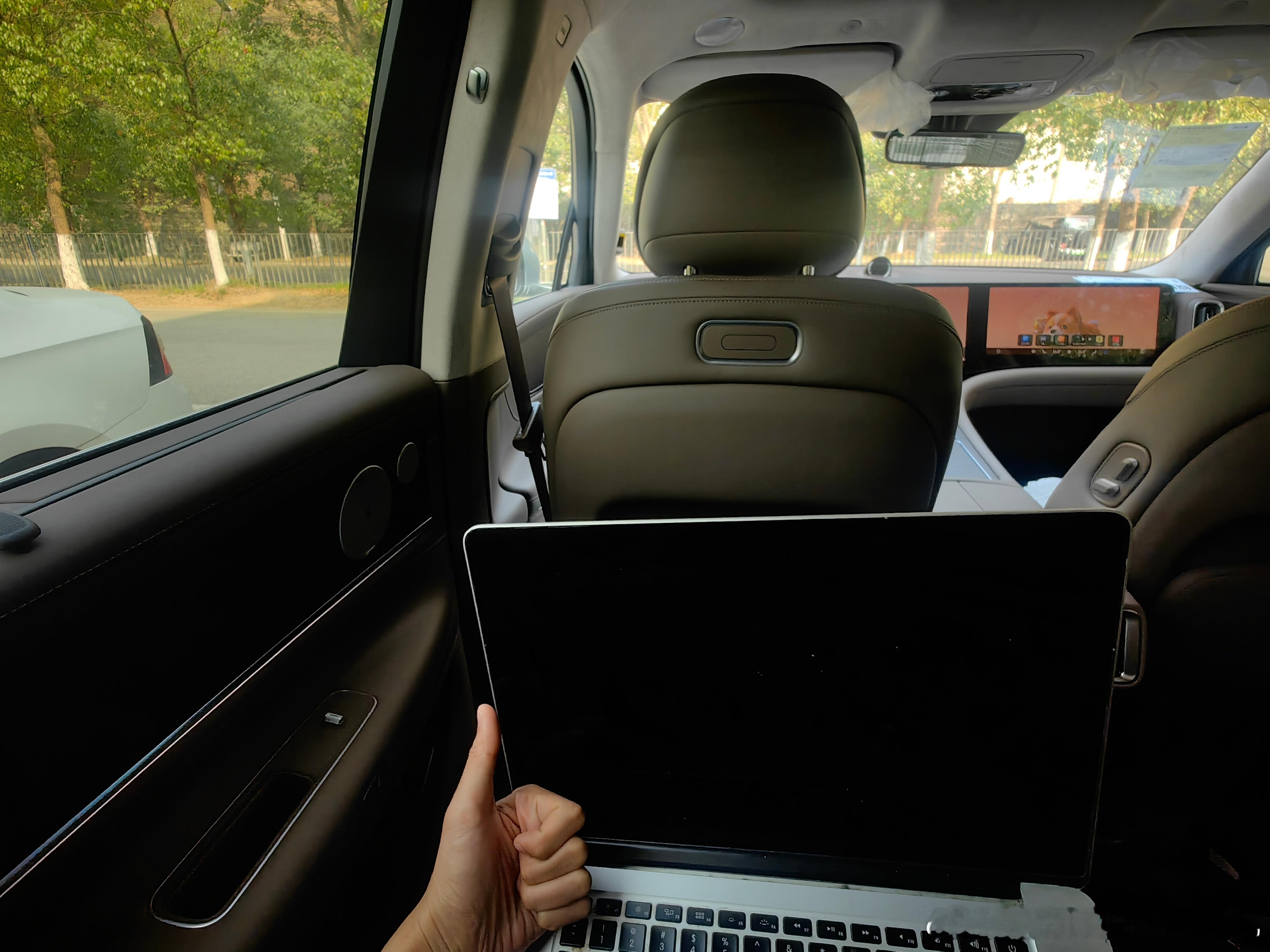 该说不说，问界m9 这后排空间确实适合办公正在考虑要不要加装个小桌板，那我就是天