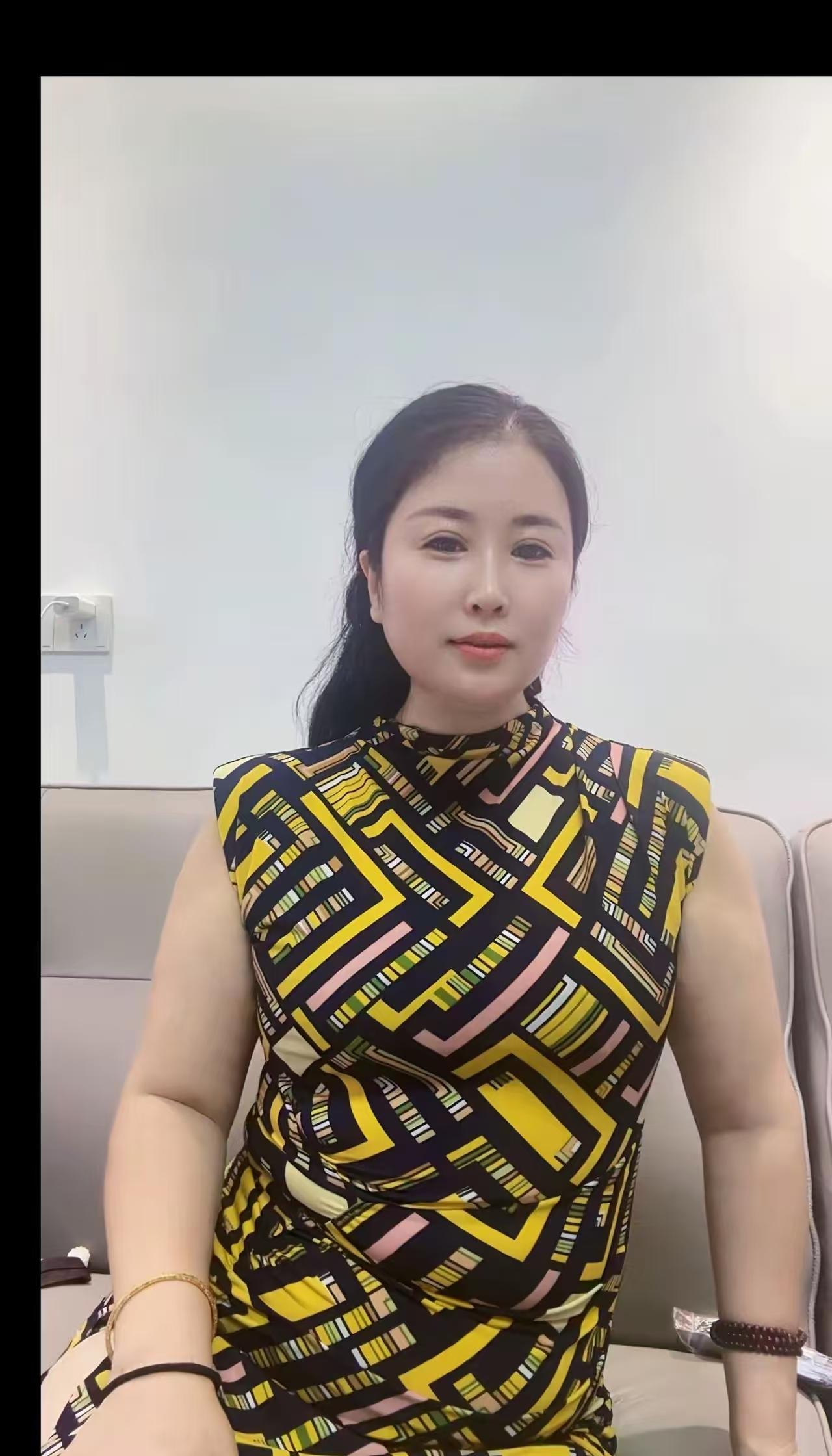 天净沙·珠圆玉润之美
青春不解珠圆，
慈颜贵相天然。
端庄仁心韵绵。
圆润福伴，