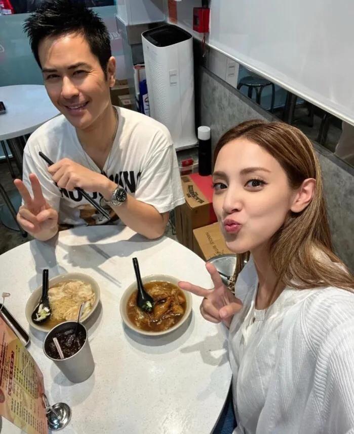 逛街吃路边小吃店，郑嘉颖夫妇这生活虽然低调，但是却让人无比的羡慕！