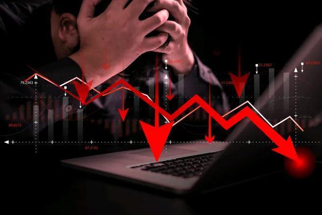 美国经济发出分裂警报，低收入群体和年轻人正承受着越来越大的压力。美联储主席鲍尔（