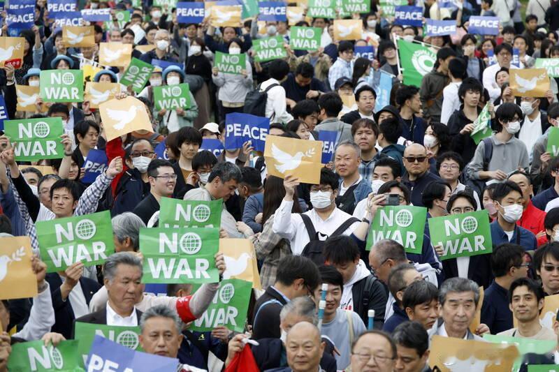 高市早苗力推强化防务 日本多地爆发反战抗议海外新鲜事 二战结束后，日本制定和平宪