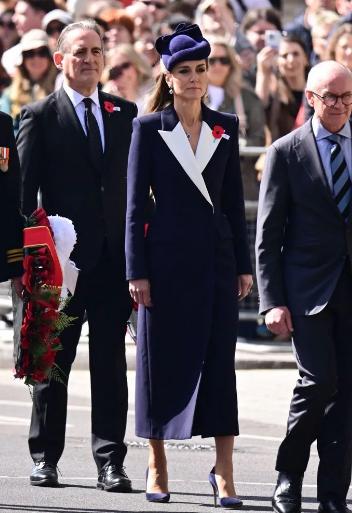 凯特王妃独自营业！踩着10厘米高跟鞋致敬，和威廉的“甜点”暗语太甜了。

25日