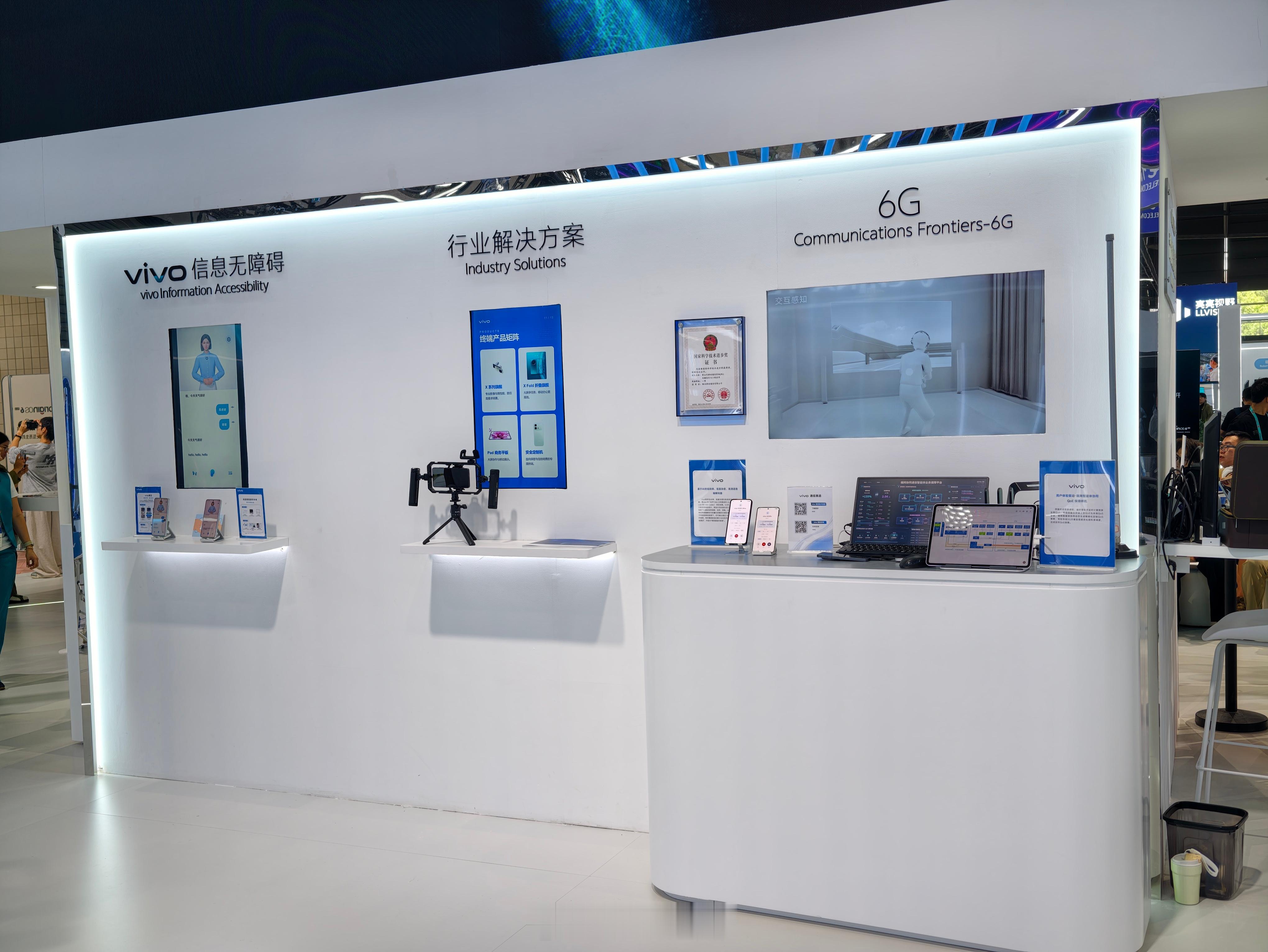 闪现vivo MWC 展台，一会儿有一个vivo X Fold6的主题演讲活动，