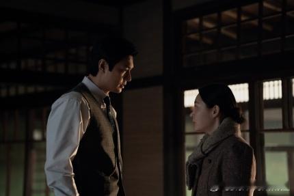 《Pachinko》第二季公开主演#李敏镐[超话]##金敏荷[超话]# 剧照。 