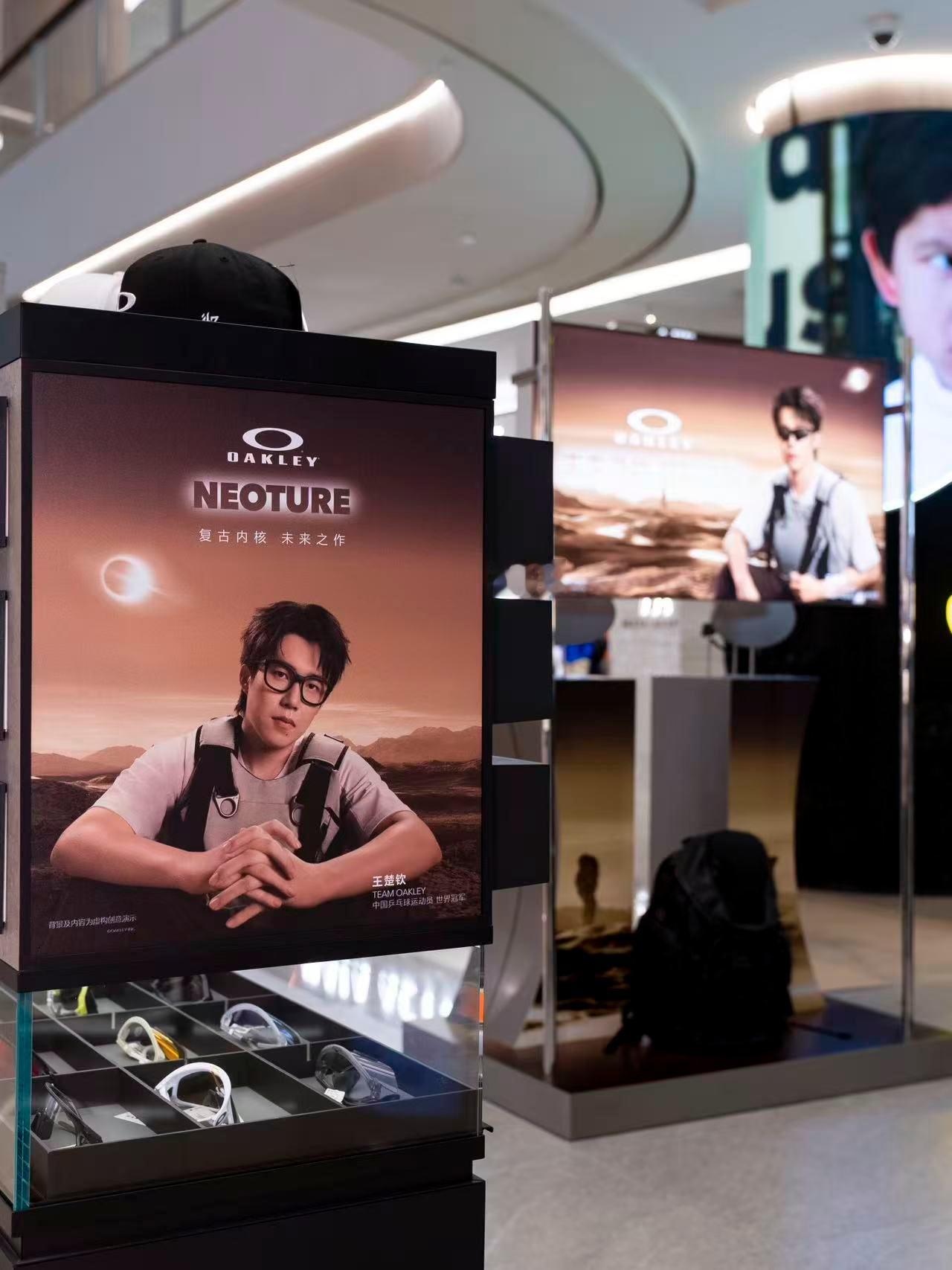 请把眼镜焊在王楚钦脸上打卡OAKLEY线下先锋门店，店里满满未来感装置，随便站哪