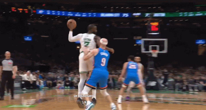 万夫不当之勇……
杰伦布朗可真称得上“万人敌”啊，这个隔扣太霸气了！
只见布朗面