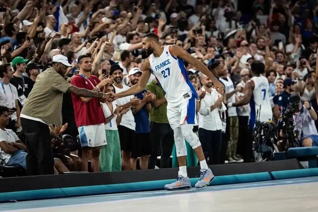 是谁把4届NBA最佳防守球员打到替补席的？是谁把4届NBA最佳防守球员打到只有五