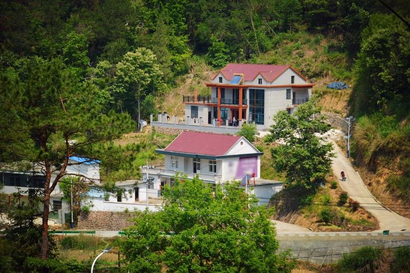 你会在农村建房还是在城里买房 在农村建房还是在城里买房，这真是个纠结的问题。
要