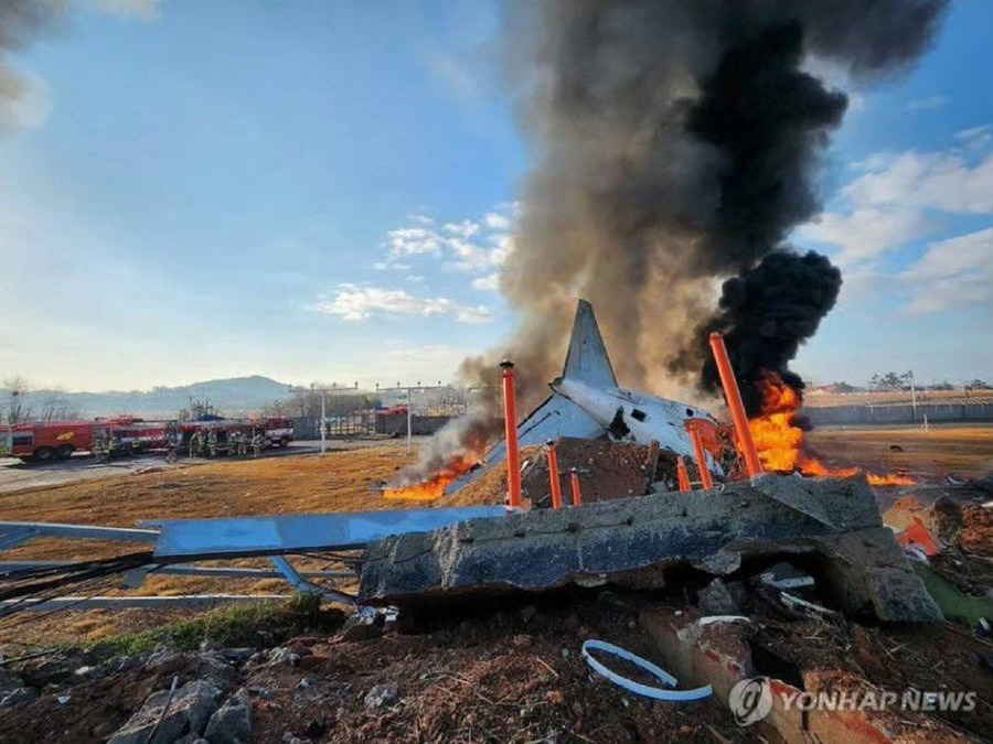 韩国载181人飞机降落时起火 ，其中175 名乘客和 6 名空乘人员，在飞机降落