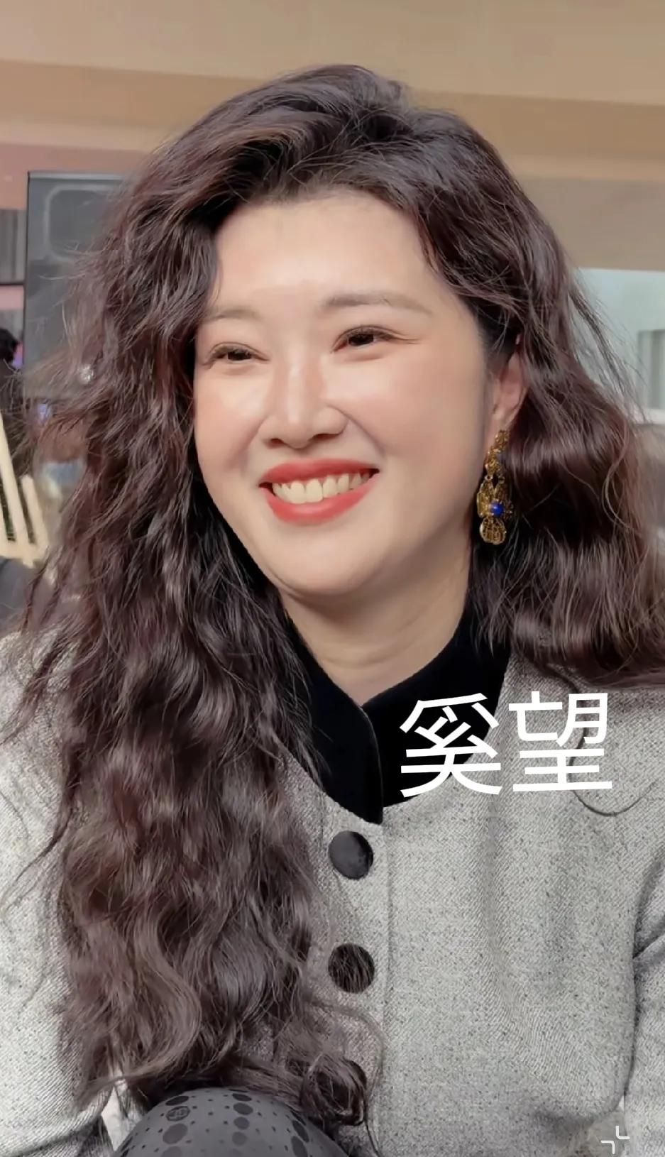 说真心话，这才是老人家说的:“脸似圆盘，有福气，是婆婆喜欢的儿媳妇类型”。
奚望