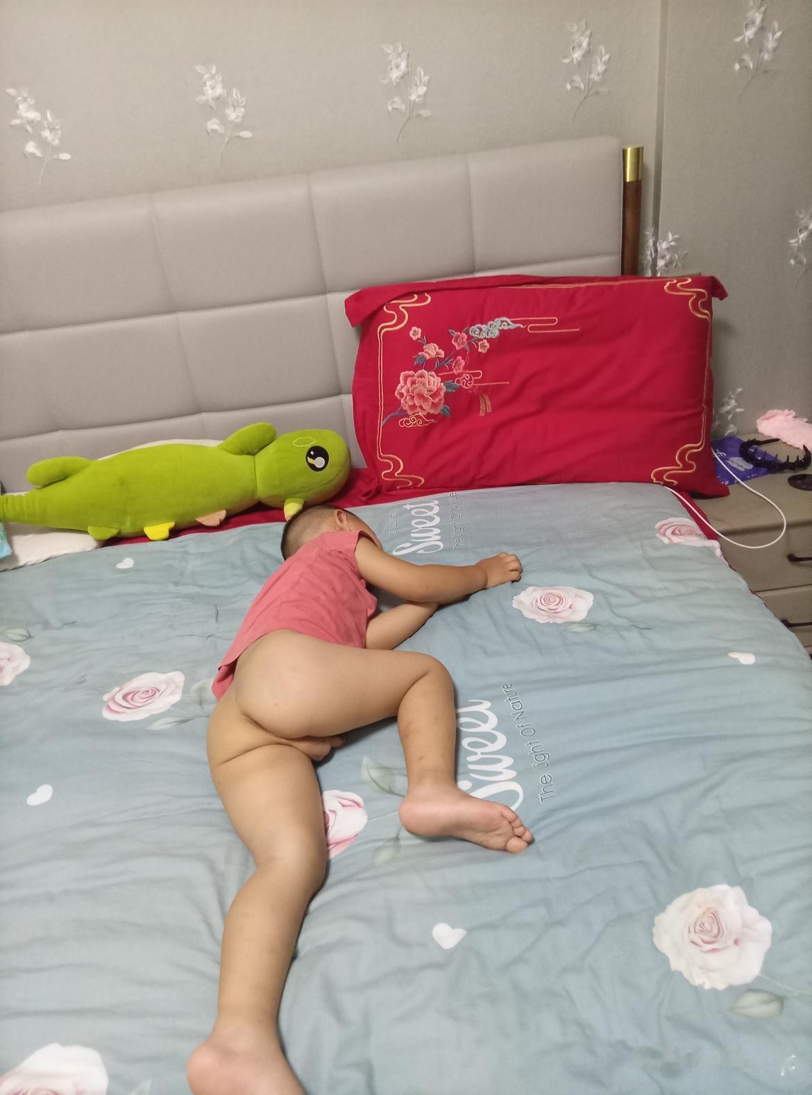 当奶奶的，最怕的就是好心办坏事。
 
我孙子午睡一觉能睡四个小时，睡得特别香，小