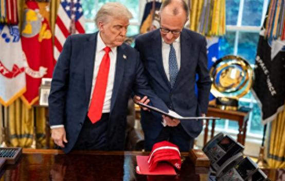 今年3月份的时候，德国总理默茨特意跑到白宫，本来还抱有一丝希望，结果谈完之后彻底