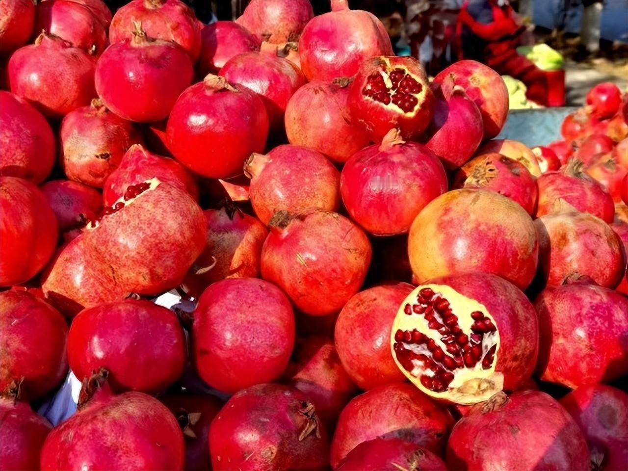 石榴立大功！新发现：石榴竟能在36小时清除50%的肠道“垃圾”

小李最近总感觉