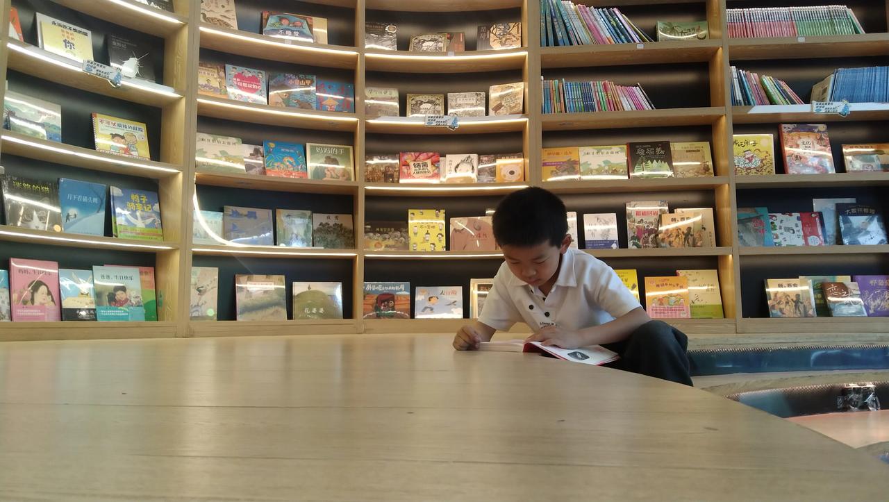 拥有一个大大的书房，让孩子安静读书识字，是不是比拥有一辆豪车，或者几处房产，更有
