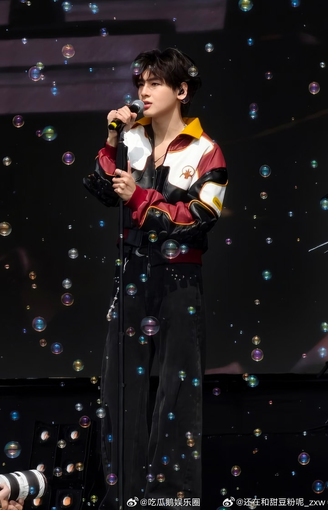 翟潇闻音乐节宣传新剧 舞台与荧幕双向奔赴，翟潇闻在音乐节卖力宣传新剧，对《你好1