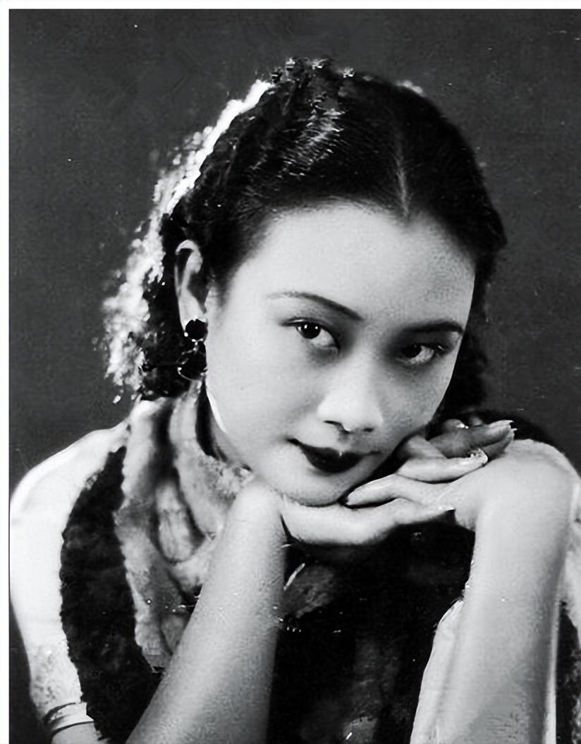 [微风]1946年，一代美人胡蝶被按在床上，戴笠撕扯着她的旗袍：“想你丈夫孩子平