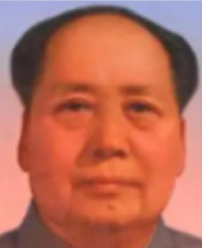 1950年，铁匠朱其升看到家家户户都挂上了毛主席头像，他越看这个人越眼熟，于是偷