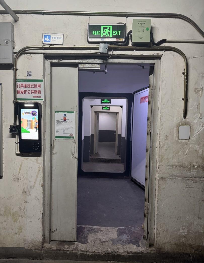 【地库3道10cm门槛拦住轮椅婴儿车 】轮椅进出新小区地库还得爬半层楼 “小区地