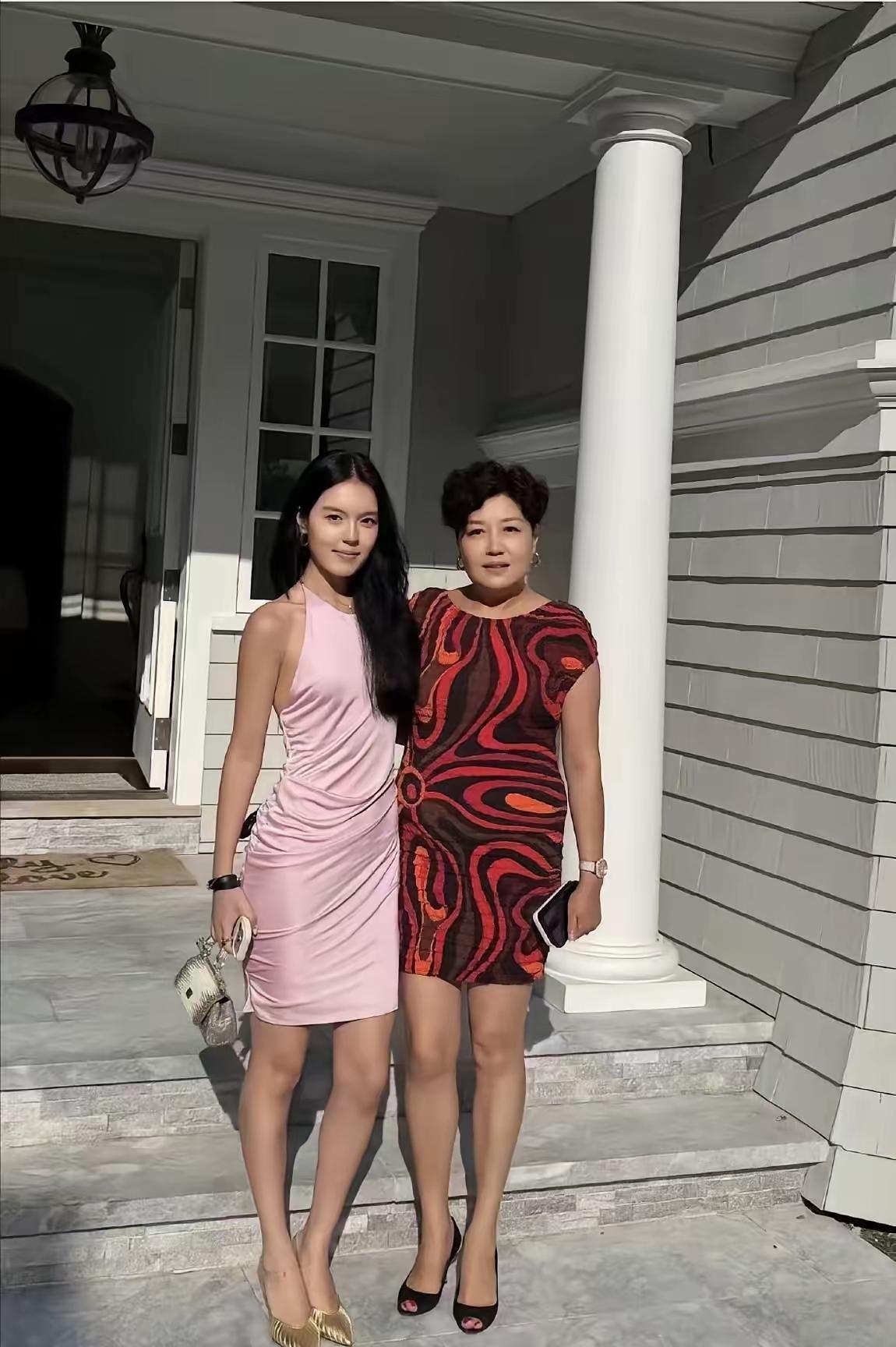7月5号，美国建国250周年庆典，哈文跟女儿在美国的家留下了一张合影，并配文“真