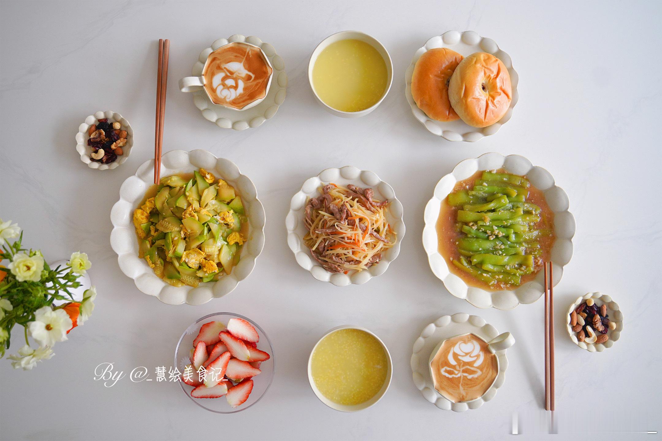 周三好呀早餐西葫芦炒鸡蛋、蒜蓉丝瓜、炒三丝、小米粥、红豆面包、拿铁咖啡、草莓、坚