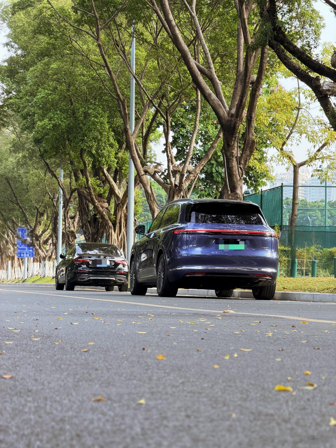 今天偶遇到一台问界M7的海岛蓝，这是我第一次看到实车，这个颜色还挺清爽~虽说M7