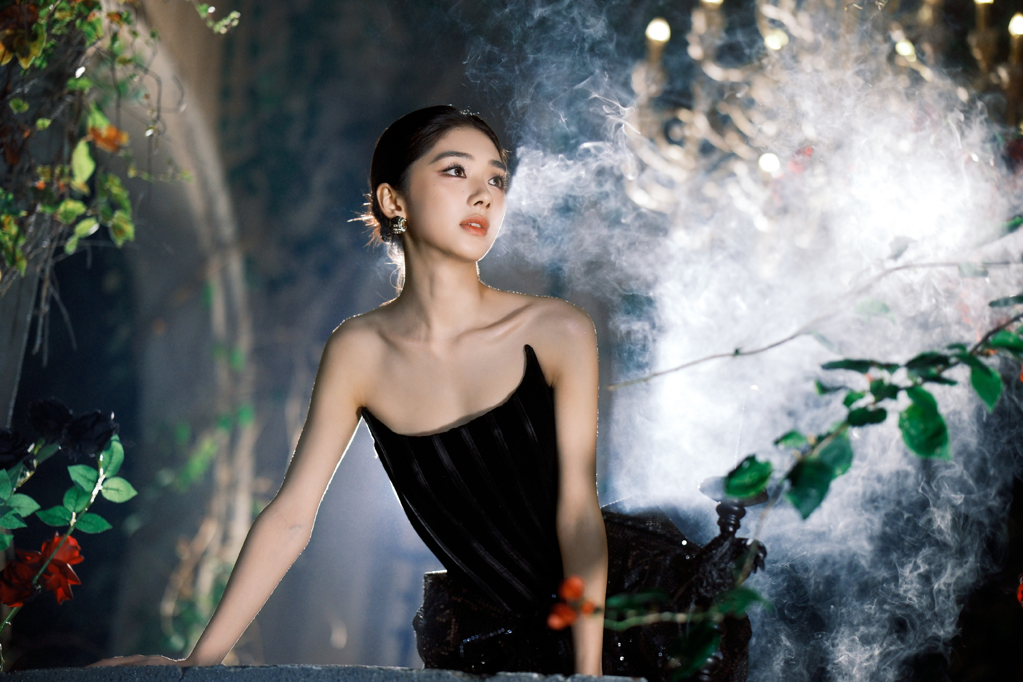 王影璐，墨色轻盈，自带暗夜优雅格调。王影璐