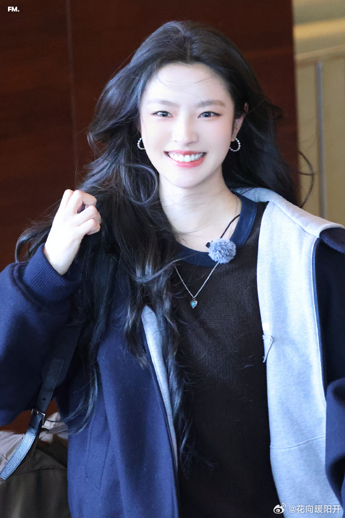 徐若晗明媚 被徐若晗的明媚气质狠狠戳中💛，她就像春日里的阳光，明亮又温柔，能驱