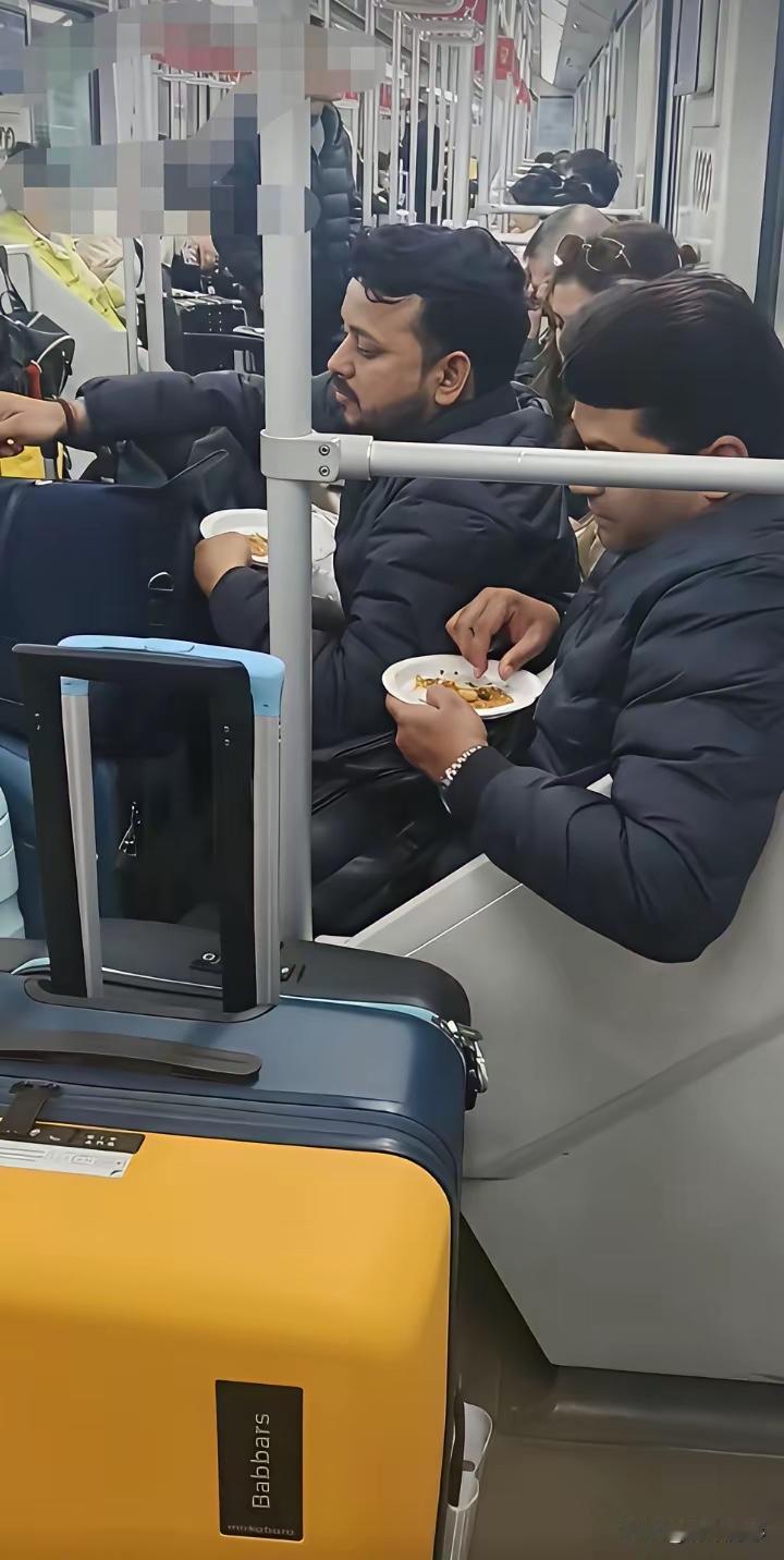 上海地铁内一群印度游客竟堂而皇之吃着手抓咖喱食物，丝毫不顾及旁边乘客感受！
消息