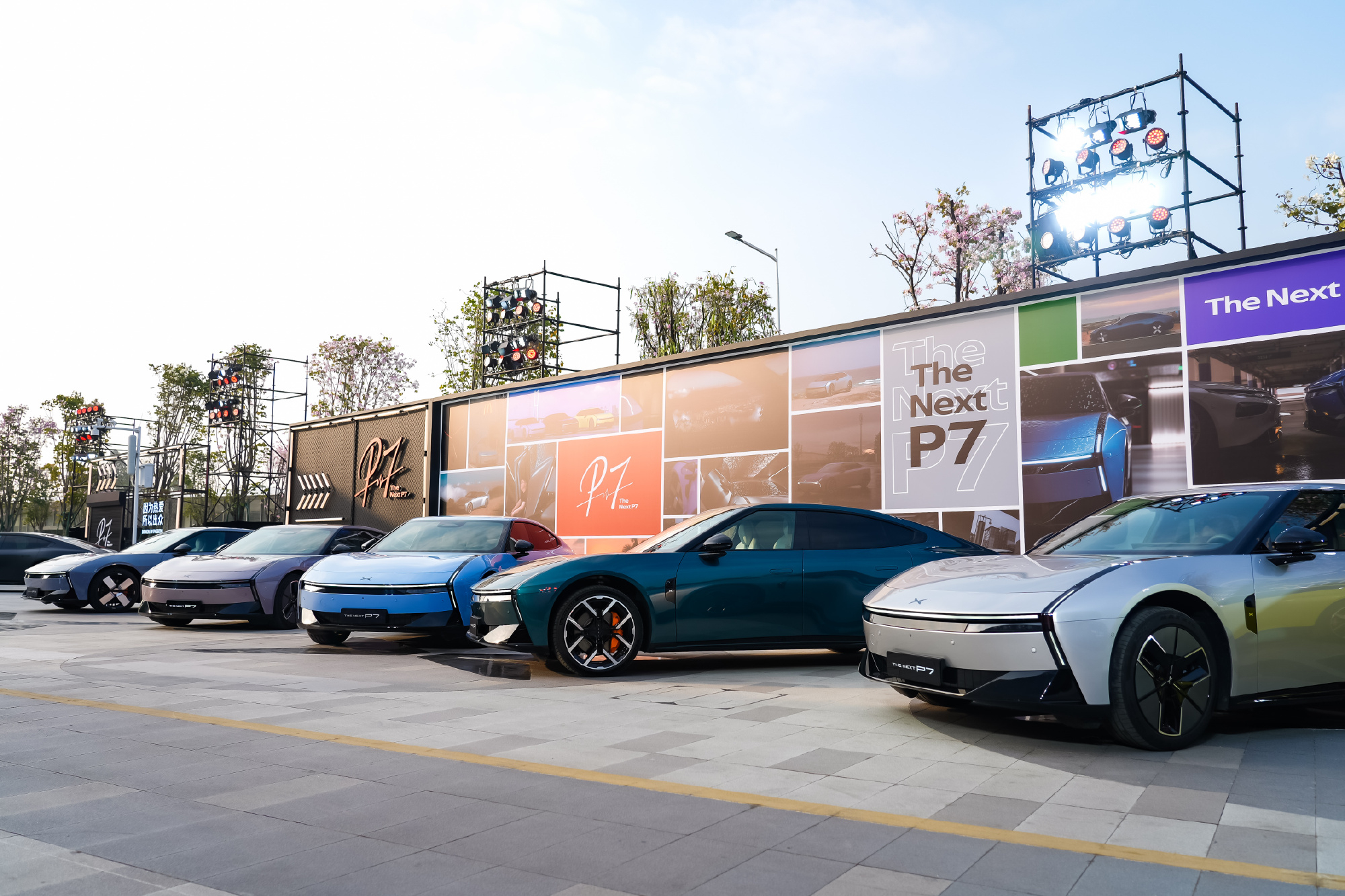 现在小鹏P7加上新出的星曜红、暗夜黑、星云白，已经有十个颜色了，还有六个内饰色，