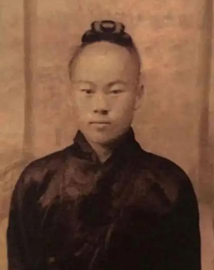 1938年，道士毕云路过日军哨卡时，因为没有向日军鞠躬，被打得半死。几天后，他从