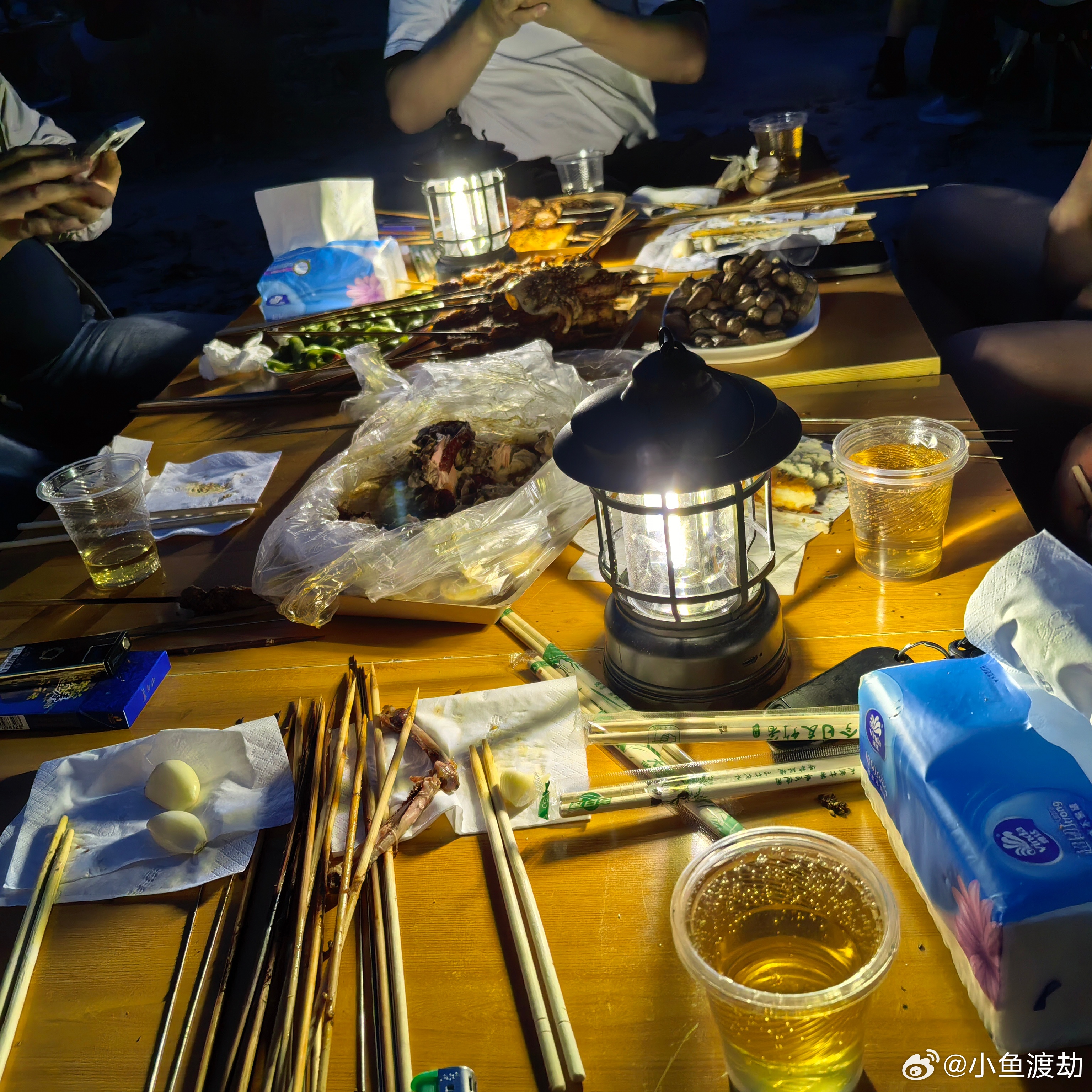 你有没有过这样一种状态——走在街上，看谁都过得比你好。咖啡店里那个笑着打电话的女